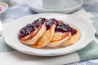 Gözleme ile nefis kahvaltı. Siyah frenk üzümü reçelli krepleri kapat.