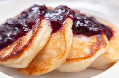 Gözleme ile nefis kahvaltı. Siyah frenk üzümü reçelli krepleri kapat.