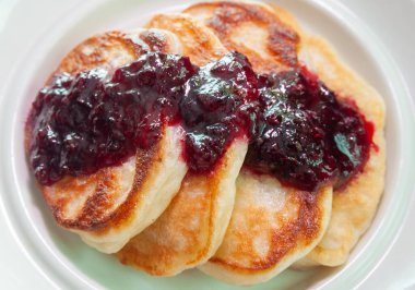 Gözleme ile nefis kahvaltı. Siyah frenk üzümü reçelli krep manzarası