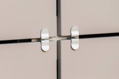 Modern bir binanın duvarını havalandırmalı bir yüzle kapatın. Bej seramik bileşik ön panel.