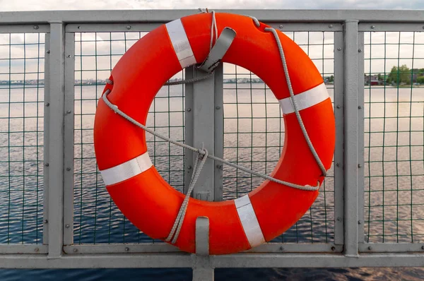 Une Bouée Sauvetage Orange Est Suspendue Clôture Face Eau — Photo