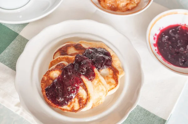 Gözleme ile nefis kahvaltı. Gözleme ve reçelli soketlerle bir tabağın üst görüntüsü