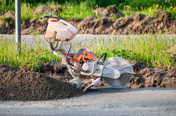 Una Herramienta Para Trabajadores Carretera Máquina Corte Con Hoja Sierra — Foto de Stock