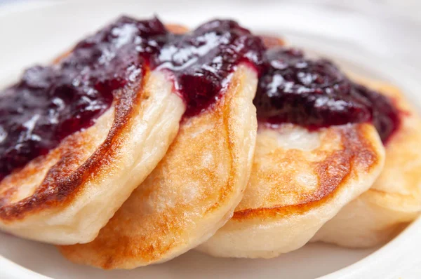 Gözleme ile nefis kahvaltı. Siyah frenk üzümü reçelli krepleri kapat.