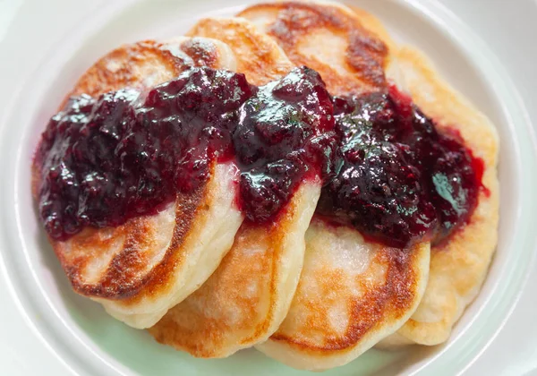 Gözleme ile nefis kahvaltı. Siyah frenk üzümü reçelli krep manzarası