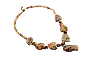 Beyaz arka planda izole edilmiş Ural Jasper kolyesi