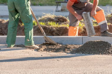 Yol çalışması. Yeni beton kaldırımların kurulumu