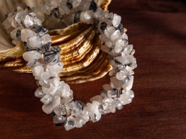 Deniz kabuğunda turmalin içeren kuvarstan kolye.