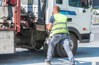 İşçi yükleme sonrası çekicinin desteğini çekiyor