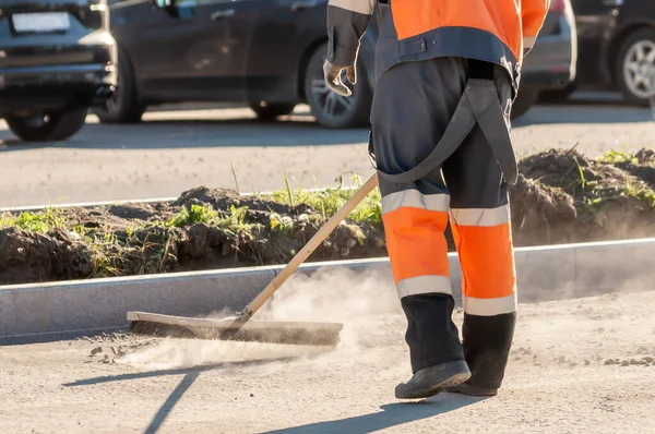 Süpürgeli yol işçisi. yol yapımı
