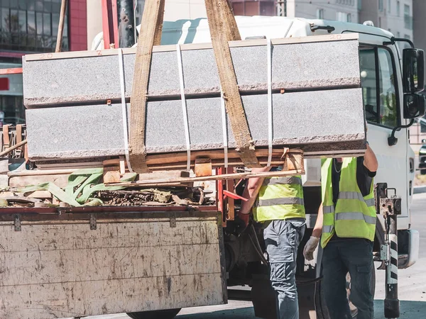 Beton kaldırımlar boşaltılıyor. Yol çalışması. yeni kaldırımların kurulumu
