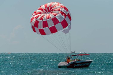 Sochi, Rusya - 6 Ağustos 2019. Deniz kıyısındaki bir tatil beldesinde parasailing