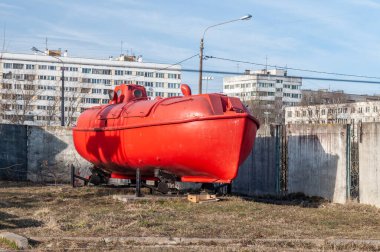 Saint Petersburg, Rusya - 25 Mart 2020. Donanma okulunun bahçesinde kızıl denizaltı var.