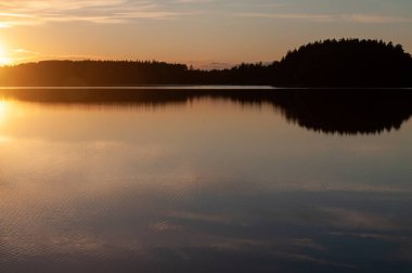 Güzel bir akşam manzarası. Orman gölünün üzerinde gün batımı