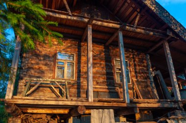 Batan güneşin ışınlarında köy ahşap evi