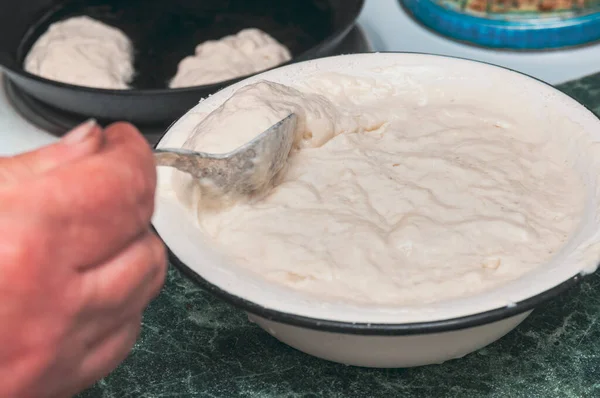 Metal bir kasede krep için hamur işi. Krep pişirme süreci