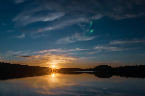 Bela Paisagem Noturna Por Sol Sobre Lago Floresta — Fotografia de Stock