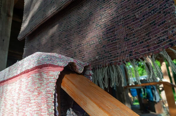 Dywany Tkaniny Wiszą Drewnianych Balustradach Wiejskiego Domu — Zdjęcie stockowe