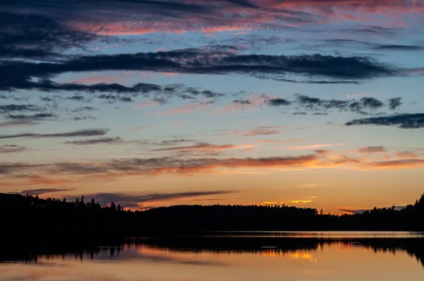 Céu Pôr Sol Incrível Cloudscape Sobre Belo Lago Floresta — Fotografia de Stock