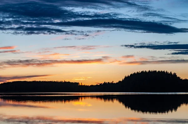 Güzel bir akşam manzarası Ağaçların silueti ve günbatımı gökyüzü suyun üzerinde