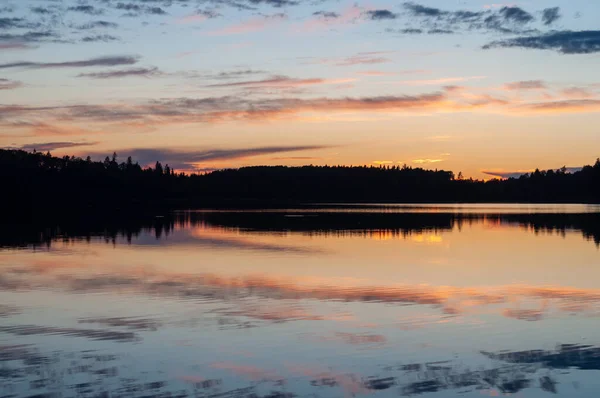 Όμορφη Θέα Του Ηλιοβασιλέματος Πάνω Από Νερό Και Δάσος — Φωτογραφία Αρχείου