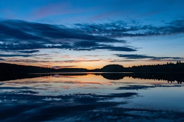 Bela Paisagem Pôr Sol Com Nuvens Refletidas Lago Norte — Fotografia de Stock