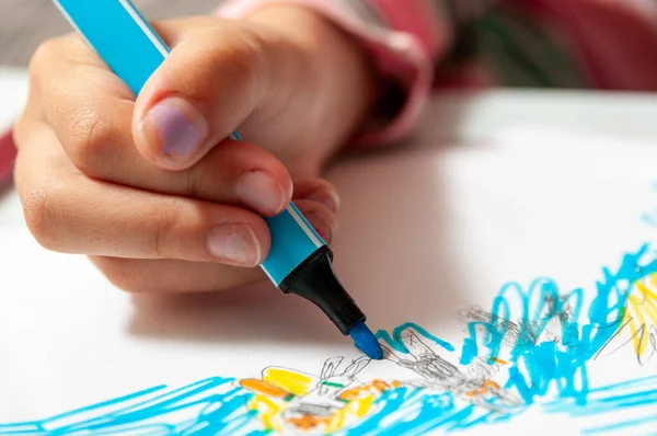 Elini mavi bir kalemle kapat.