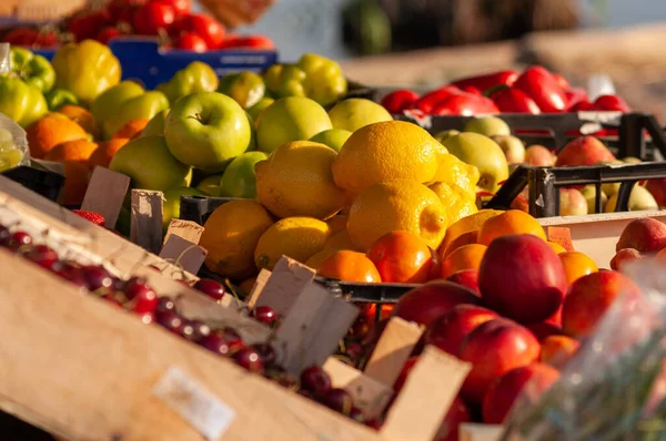 Citroner Och Annan Frukt Som Ligger Disken Gatubutik Fokus Citroner — Stockfoto