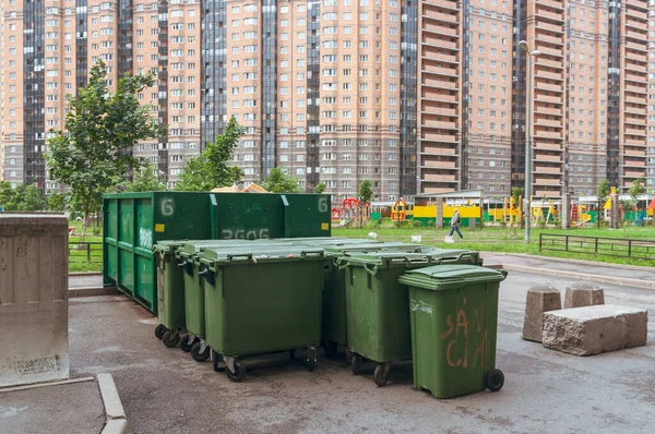 Saint Petersburg, Rusya - 30 Haziran 2020. Büyük bir apartmanın arka planında büyük plastik çöp kutuları.