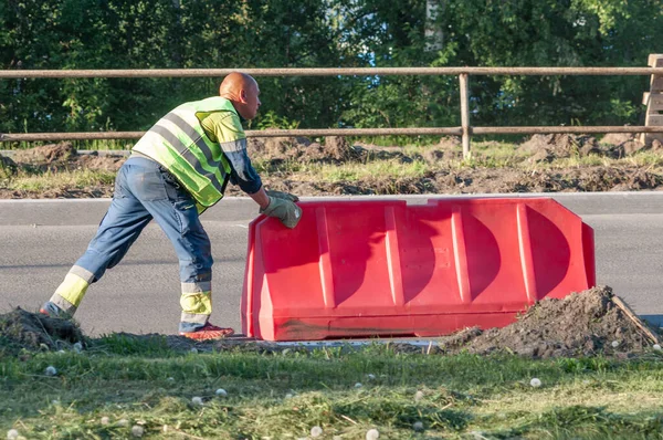 Petrozavodsk Rusia Junio 2020 Trabajador Carretera Empuja Bloque Plástico Rojo — Foto de Stock