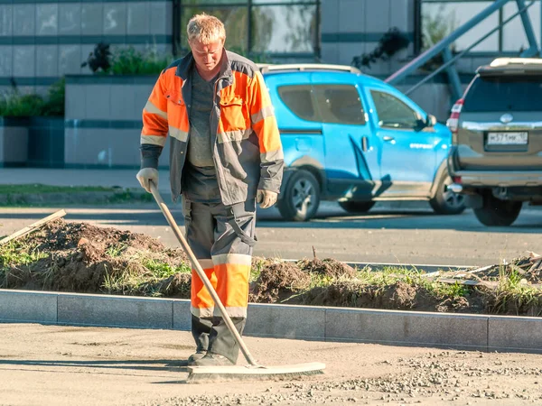 Petrozavodsk Rusia Junio 2020 Retrato Completo Trabajador Carretera — Foto de Stock