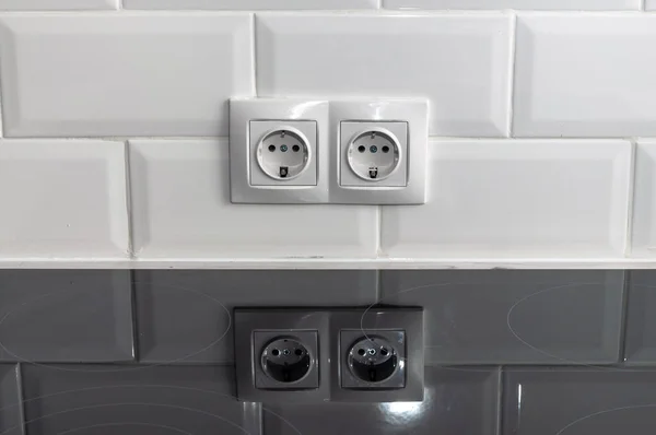 厨房的电源插座反映在电源插座上 — 图库照片