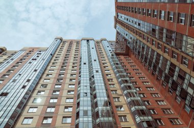Saint Petersburg, Rusya - 30 Haziran 2020, yüksek modern apartman cephesi