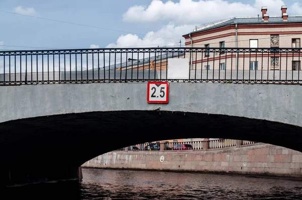 Low Bridge Sign Indicating Its Height — Stock Photo, Image