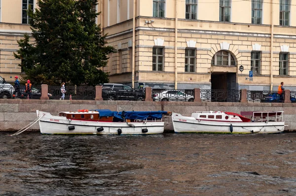 Sankt Petersburg Ryssland September 202020 Flera Båtar Parkerade Vid Stenvallen — Stockfoto