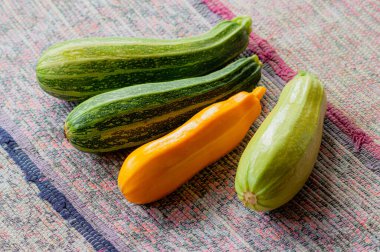 Masanın üzerinde farklı türde kabakların yakın çekimi var. Sonbahar hasadı