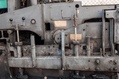 Kontrol kolu olan asfalt kaldırım makinesinin bir parçası