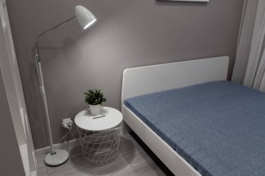 Minimalist tasarımı olan modern bir yatak odası. Otelde ya da dairede yatak odası