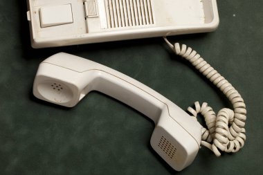 yeşil kadife üzerinde yakışıklı ve makine yiyişme makinesi ile vintage telefon, yakışıklı sonraki yatıyor