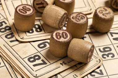 Masa oyunu Bingo. Çanta ile Ahşap Loto varil, Loto oyunu için oyun kartları, kahverengi arka plan üzerinde aile için oyun