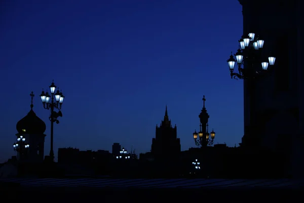 gece eski şehir mimarisi, eski fenerler yanar