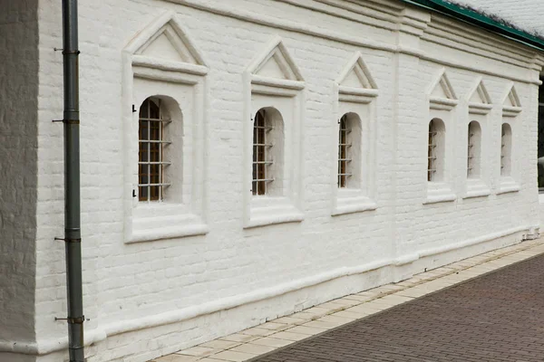 architecture, retro, vintage, building, brickwork, white brick, red, wrought iron lattice, Europe, Italy, haus