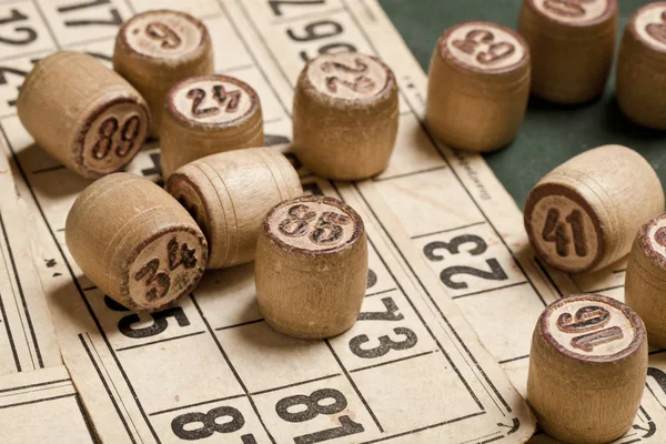 Masa oyunu Bingo. Çanta ile Ahşap Loto varil, Loto oyunları için oyun kartları, yeşil arka plan üzerinde aile için oyunlar