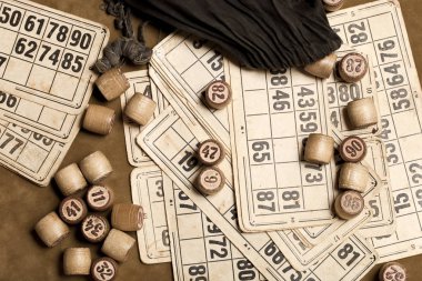 Masa oyunu Bingo. Çanta ile Ahşap Loto varil, Loto oyunu için oyun kartları, kahverengi arka plan üzerinde aile için oyun