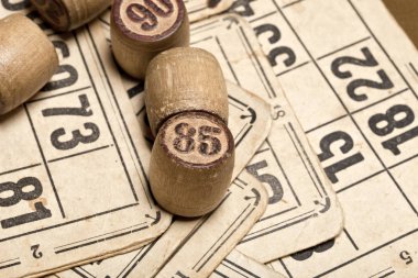 Masa oyunu Bingo. Çanta ile Ahşap Loto varil, Loto oyunu için oyun kartları, kahverengi arka plan üzerinde aile için oyun