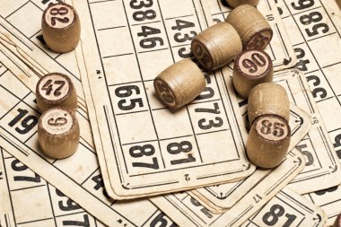 Masa oyunu Bingo. Çanta ile Ahşap Loto varil, Loto oyunu için oyun kartları, kahverengi arka plan üzerinde aile için oyun