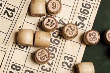 Masa oyunu Bingo. Çanta ile Ahşap Loto varil, Loto oyunları için oyun kartları, yeşil arka plan üzerinde aile için oyunlar