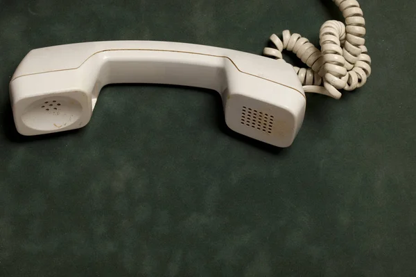 yeşil kadife üzerinde yakışıklı ve makine yiyişme makinesi ile vintage telefon, yakışıklı sonraki yatıyor