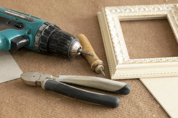 takım Montaj çerçeveleri, çerçeveler, resimler için, fotoğraflar, cetvel, tornavida, tel kesiciler, bir bej arka plan üzerinde pliers kalem