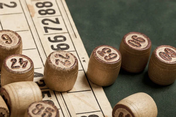 Masa oyunu Bingo. Çanta ile Ahşap Loto varil, Loto oyunları için oyun kartları, yeşil backgroun aile için oyunlar